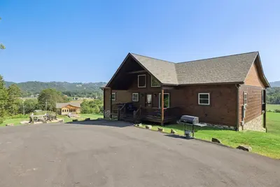 Image de Luxury Cabin w/ King Beds, Ensuite Baths, Game Room, Fire Pit, Hot Tub