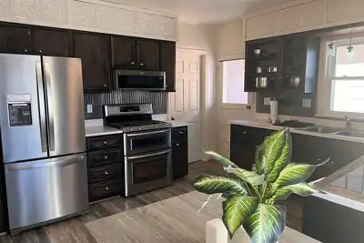 Image de Dog Friendly ~ Old Town Windsor ~ Locust Abode