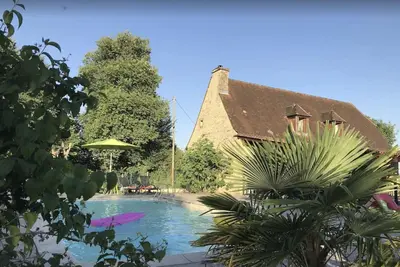 Image de Maison en pierre avec piscine et grand jardin