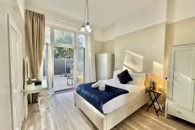 Image de Spacious Bournemouth Apartment - Town Centre and Beach - Parking - Sleeps 6