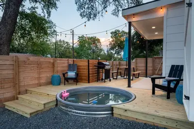 Image de Stylish Eastside Getaway w Backyard, Firepit & Bbq