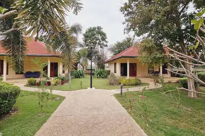 Image de Beau bungalow avec une piscine extérieure commune et à 2 km de la plage de sable