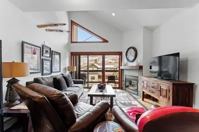 Image de Top-Floor Condo with Mountain Views, Pool Access & 2-Minutes to Ski Village!