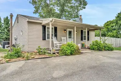 Image de Charming pet friendly 2bedroom cottage with pool and goats in serene Troutville.