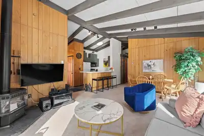 Image de Top Floor Condo with Scenic Mountain Views! 2 Minute Walk to Nearest Ski Lift