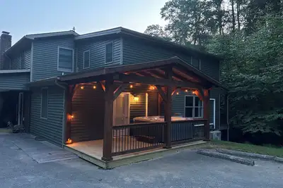 Image de Charming 5-bedroom cabin with Hot tub + Pickle-ball court