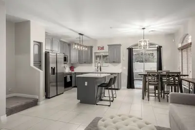 Image de Excellent Location!