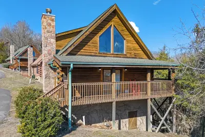 Image de Spacious Cabin Stay for 9 w/Hot Tub, Close to Town