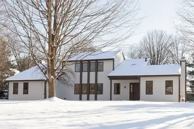 Image de Spacious 5-bedroom Kalamazoo Contemporary Retreat
