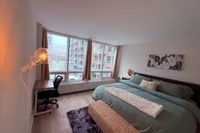 Image de Charming 2-bedroom 2 floor King Bed Condo in Downtown Montreal