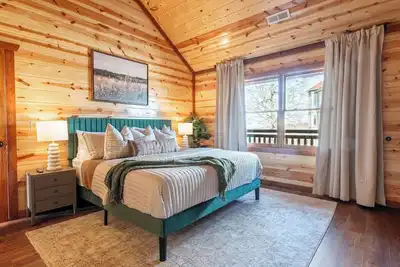 Image de June in the Smokies is packed! Dollywood festivals (Flower & Food, Summer Celebration), car shows, local food fests & fishing tourneys. After the adventure, retreat to Haven Hideaway for ridge-top views, an indoor pool, hot tub & space to reconnect.
