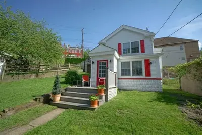 Image de City Cottage with Yard Sleeps 8