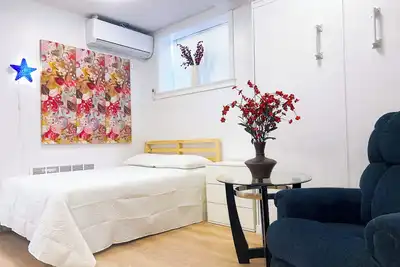 Image de Stylish Studio Apartment on Main Street with Courtyard and Free Parking!