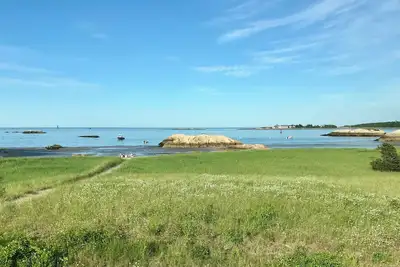 Image de Spacious 5-bedroom beach house with great amenities, location, and private beach