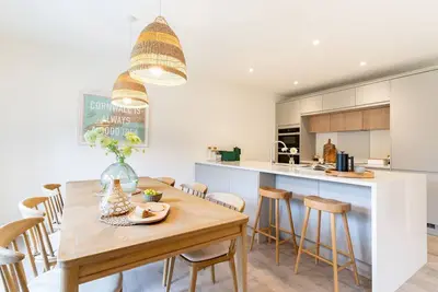 Image de 1 Hedgerows is a contemporary detached retreat sleeping six in Tregurrian Village