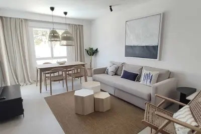 Image de High quality stylish renovated Apartment with spacious living room & 2 bedrooms