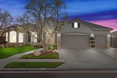 Image de Modern Clovis Estate 2/Pool - Prof. Cleaned