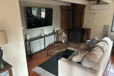 Charming, quiet cottage in brilliant Fallbrook with Ac, WiFi, private, Smart Tv.