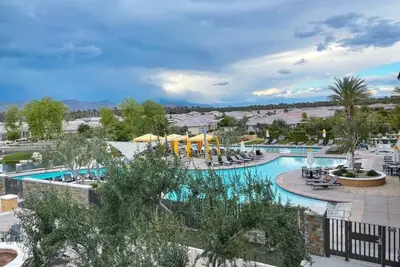 Image de 478) Brand new home- Amazing Pool & outdoor area!