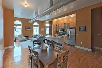 Image de 12) Massive condo in the heart of the city!