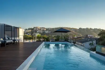 Image de Centrally located with 4 rooftop terrace pools and Bbq area - walk to the beach!