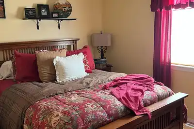 Image de Quaint house within walking distance of Downtown Windsor and Windsor Lake.