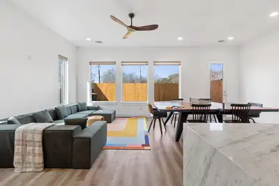 Image de Spacious, modern house with loft, 15 min from Downtown Houston