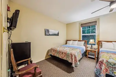 Image de New! Hotel Cathlamet Rm 202- Queen & Full w/Garden View