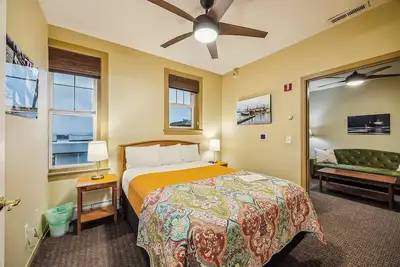 Image de New! Hotel Cathlamet Room 218 - Queen Suite