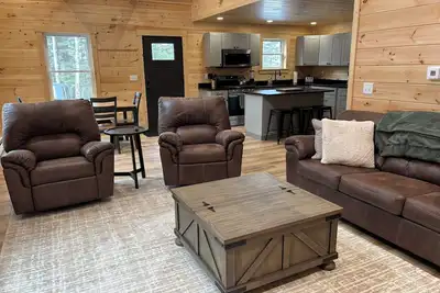 Image de New Built! 2025 Cozy 3-bedroom chalet with water access to Rangeley Lake