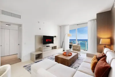 Image de The Sky is the Limit: Picturesque Condo on a High Floor! ! !
