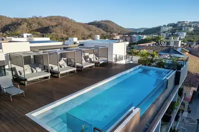 Image de Fully equipped condo with 4 rooftop pools, BBQs & walking distance to everything