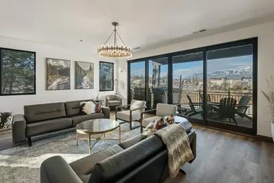 New High-End 2282 sf condo slps 10pvt hot tub walk 2town mtn views 30 min to Gnp