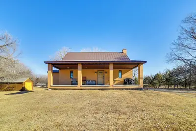 Image de Covered Porch & Grill: 1-Acre Property in Bristow!