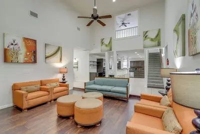 Image de Pool Table & Patio w/ Bar: Spacious Houston Gem!