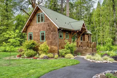Image de Cozy, charming McKenzie River front 2-bedroom cabin in McKenzie Bridge,