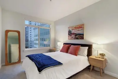 Image de Stylish Downtown Condo w/ Parking, Gym, and Pool.