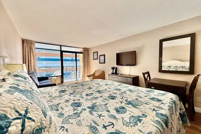 Image de King bed studio amenities 812