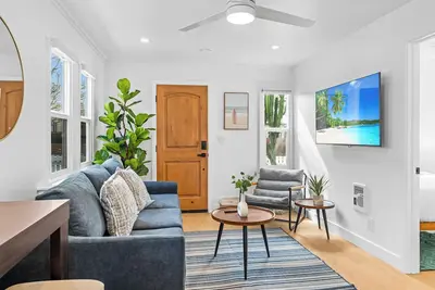 Image de Ocean Beach-Central-Sleeps 5-Steps2Beach-Laundry-Parking for two