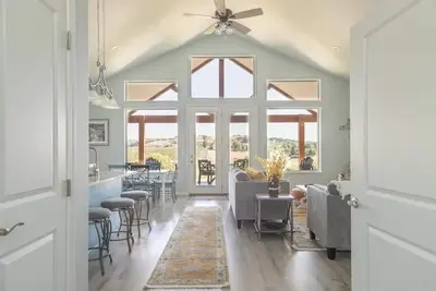 Image de Vineyard View Home. . . Think Tuscany! . . . Stay & Play! Positively Stunning!