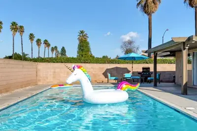 Image de Shalimars Serenity, Spacious Pool, Jacuzzi, Games, Massage Chair, Patio Furniture