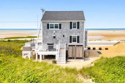 Image de The Cabana: 053-D  Eclectic Beachfront Retreat on Chapin Beach