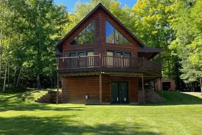 Image de Rock Lake Retreat: Spring Awakens: Watch Nature Bloom at Rock Lake!