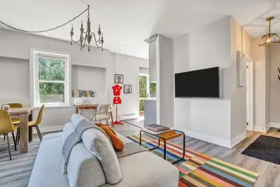 Stylish Mid-Century Stay, 5 Mins to Hospital