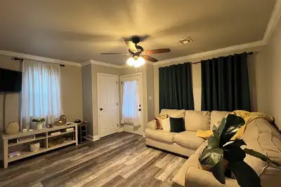Image de Charming 2-bedroom house with WiFi, Ac, Home Office, backyard in lovely Chalmette