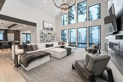 Luxury with Direct Ski Access + Hot Tub, Theater Room & Ski Room + High End Amenities! Ridge Run