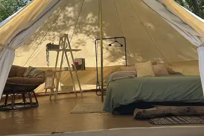 Image de #Y3 Willow Tree - 1 Queen bed - No Pets Please