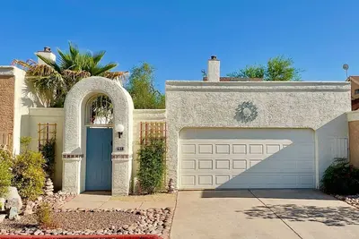 Image de Peaceful Compound in Northeast Tucson with 3-Bed, Gym Equipment & Putting Green