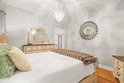 Image de Spacious 5-bedroom/2-bathroom apartment in marvelous Chicago with Ac, Wi-Fi