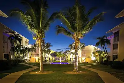 Image de New! 3 Bed condo along Seven Mile in amazing location! 65\" Tv Cayman Reef 44
